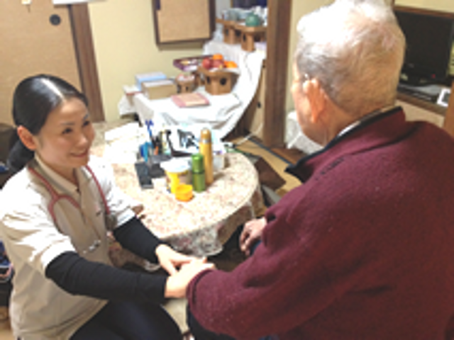 スタッフと対話する室内 スタッフイメージ 居住者とスタッフが和やかに対話する場面です。安心して働ける暖かな雰囲気です。