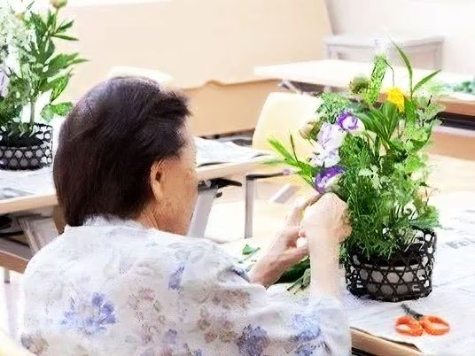 花を手入れする女性