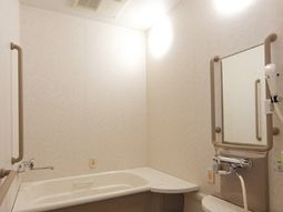 バリアフリー設計の浴室