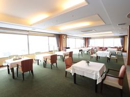 広々とした明るい食堂