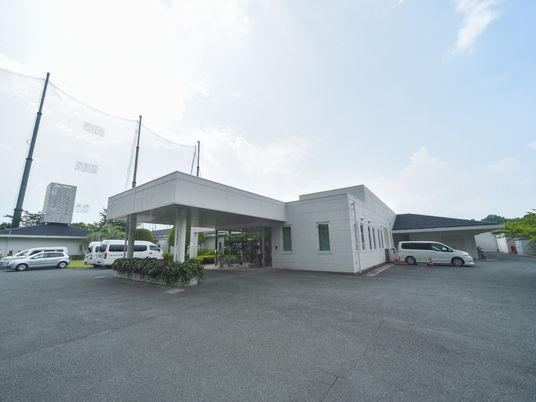 明るい外観の建物