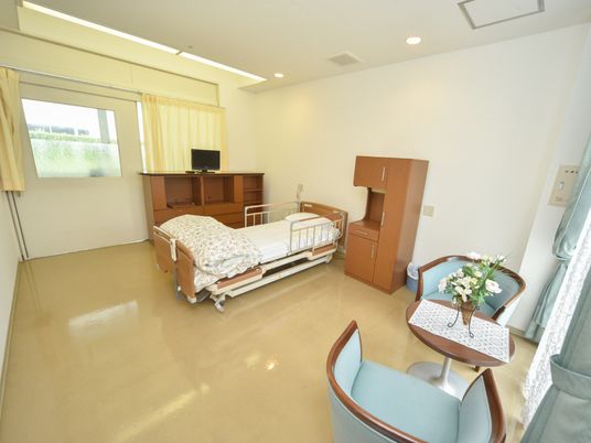 明るい居室の様子