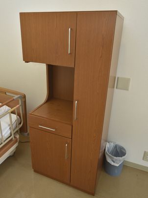 茶色い収納家具とゴミ箱