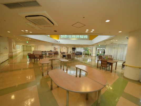 広々とした明るい食堂