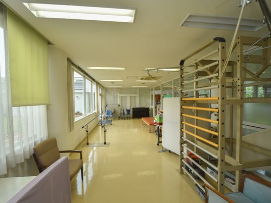 機能訓練室の日差し入る空間