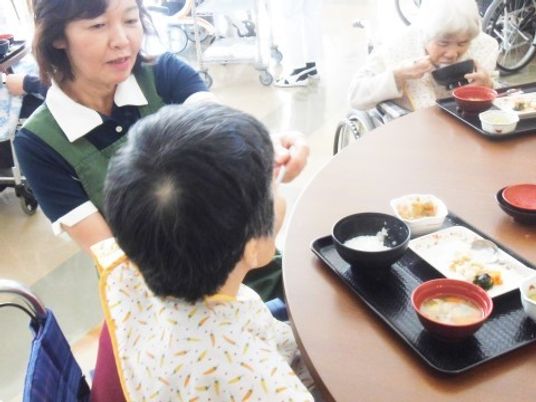 食事介助をする職員