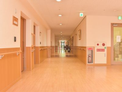 広々とした明るい廊下