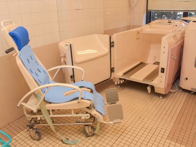 介護用入浴設備 介護浴槽 清潔感あふれるバリアフリーの入浴設備です。利用者の安全と快適さを考慮した設計になっております。