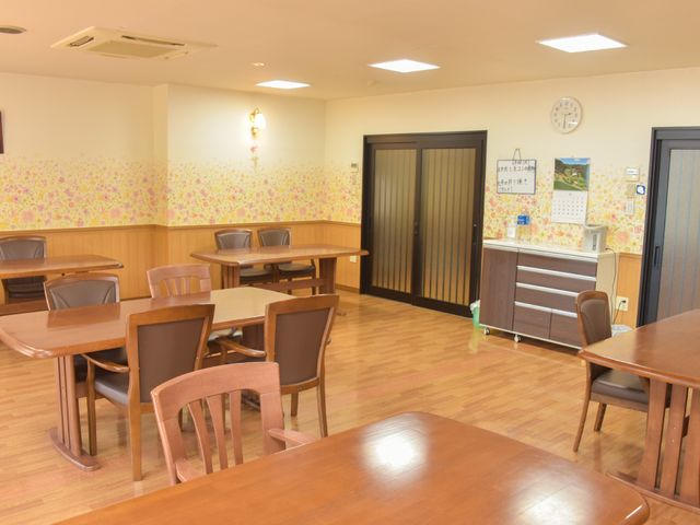 広々明るい食堂スペース 共有スペース 椅子とテーブルが配置された広々とした食堂です。壁には掲示物があり、コミュニケーションの場としても機能しています。