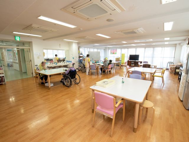 多機能スペースの様子 食堂 広々としたラウンジは、明るく開放的な雰囲気で、居心地の良さが伝わる空間です。スタッフと利用者様が交流する様子が心温まります。
