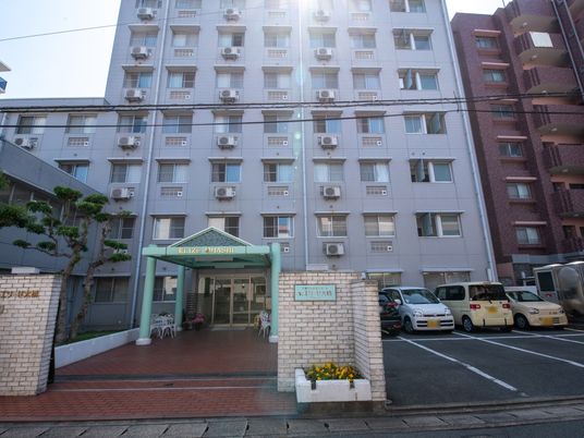 エントランス前の建物外観