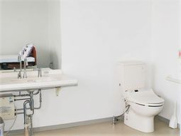 清潔な洗面台とトイレ