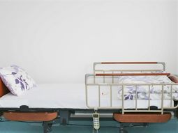 シンプルな個室のベッド