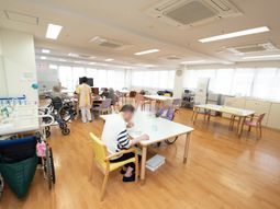 明るいリビングの様子