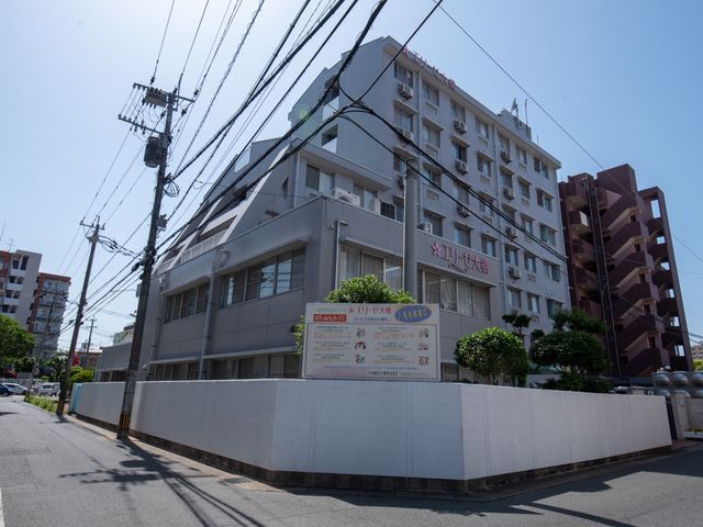 都会の明るい外観 外観 日差しが降り注ぐ清潔感のある建物です。周囲は静かで落ち着いた雰囲気が漂い、働きやすい環境が整っています。