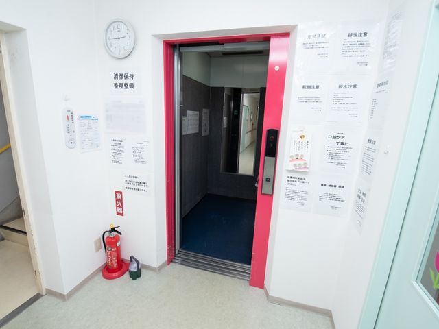 自動ドア付き入口 エレベーター 自動式のドアで出入りが楽なエントランスです。各種掲示物が整然と配され、情報共有に役立っています。