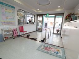 明るいエントランス風景