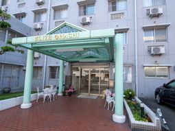 エントランスの明るい施設外観