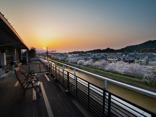 夕焼けと桜のテラス