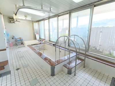 明るい広々とした浴室