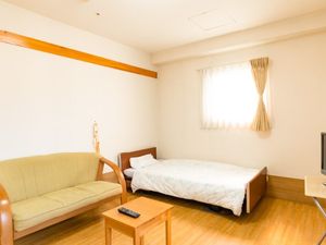 居室のベッドとソファ  