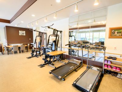訓練器具が並ぶリハビリ室