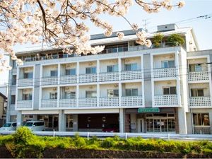 桜に囲まれた施設外観  