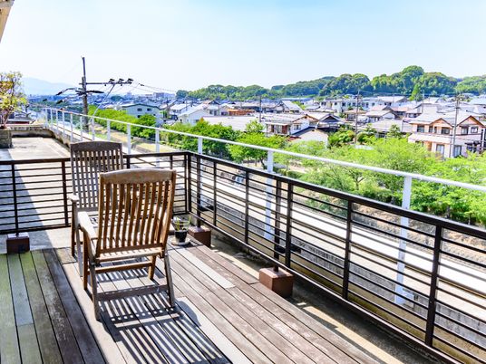 広々テラスと緑の景色