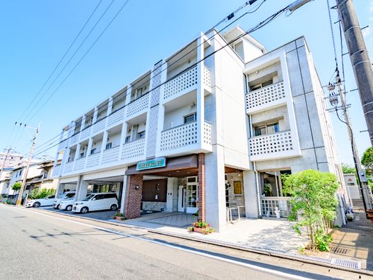 清潔感のある建物エントランス
