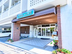 エントランスと看板のある建物