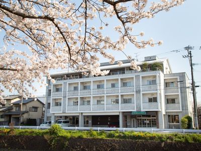 桜と施設の外観