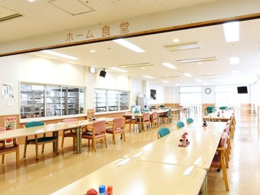 広々とした明るい食堂