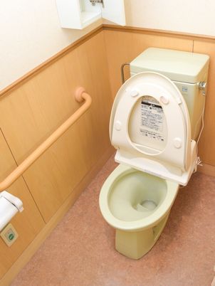 手すり付き清潔なトイレ