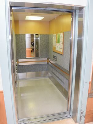 広々としたエレベーター内観