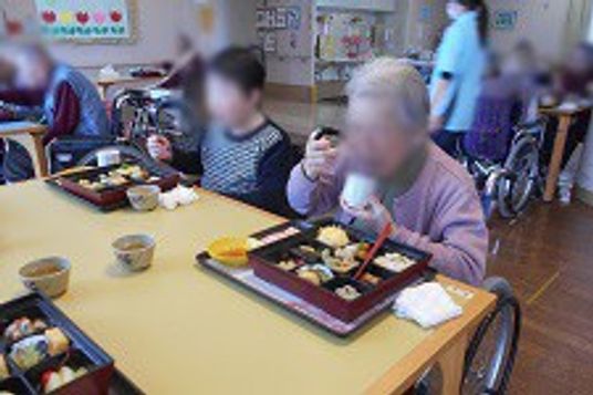 賑わう食堂