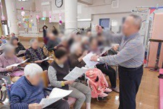 活動に参加する人々