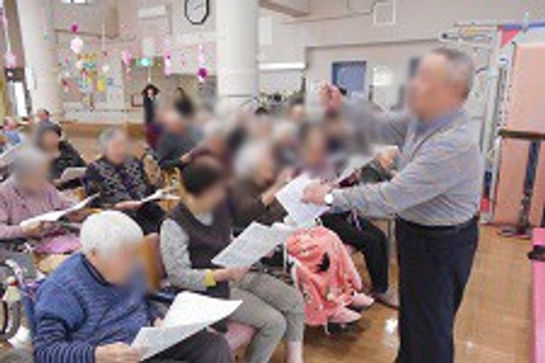 活動に参加する人々