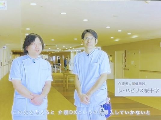 明るい廊下に立つ職員  