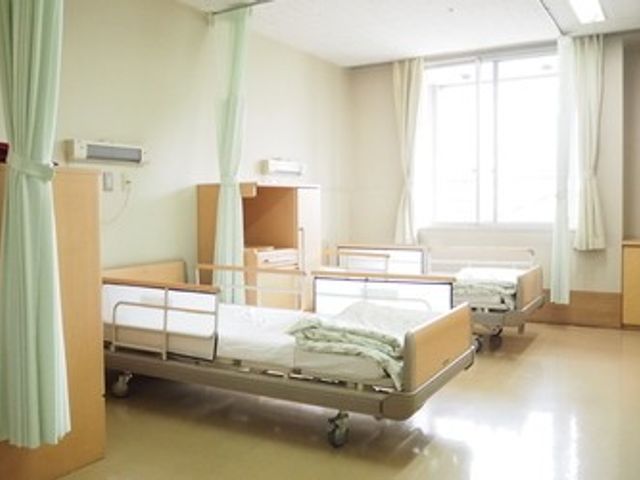 快適な空間の居室 居室   明るい自然光が差し込む居室です。快適なベッドが備えられ、リラックスして過ごせます。