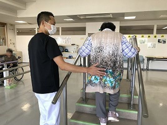 昇降訓練を見守る人