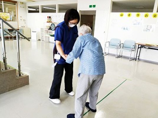 指導する職員の姿