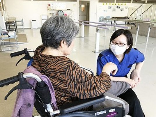 会話中の様子が見える室内