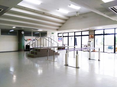 自然光が広がる訓練室