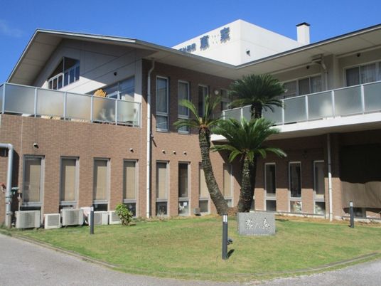 落ち着いた外観の建物