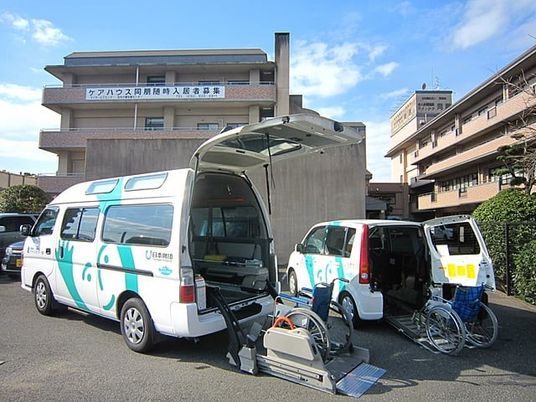 送迎車と建物の外観  