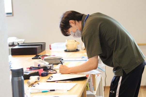 丁寧に作業するスタッフ