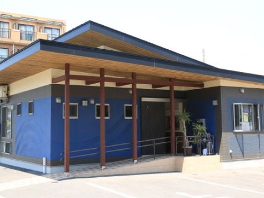 青い外観の建物入口  