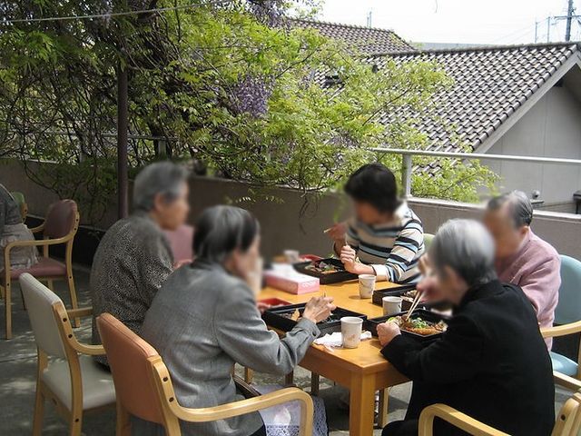 食事を楽しむテラス テラス 日差しを浴びながら、自然に囲まれたテラスで食事を楽しむことができます。リラックスした雰囲気です。