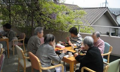 食事を楽しむテラス