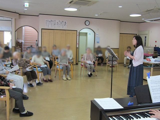 くつろぎのひととき 内観 自然光が差し込む温かい雰囲気の空間で、リラックスした交流の時間を楽しめます。